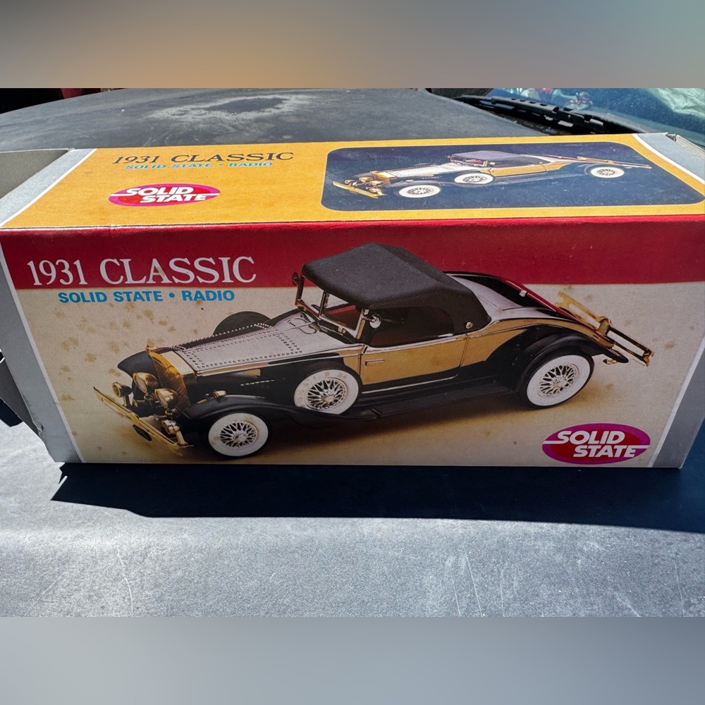 Solid 1931 Classic Solid State Radio Model - Black, Gold, White